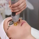 چرا لیزر صورت، بهترین جایگزین اصلاح سنتی در سال ۲۰۲۵ شده؟