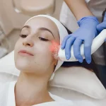 عوارض لیزر پوست | چه کسانی نباید لیزر انجام دهند؟
